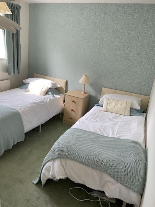 Centre Of Town House 3 Bedrooms Sleeps 5 And Infant Free Onsite Parking 2 Cars كينغز لين المظهر الخارجي الصورة
